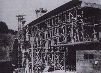 Construction of the bridge over the Želivka river valley near Píšť in 1942